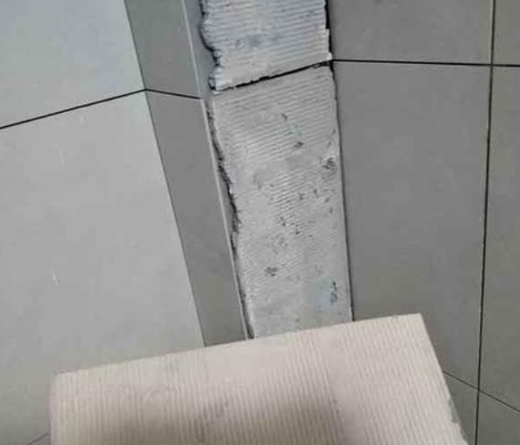 万山瓷砖空鼓维修公司分享下厨房瓷砖脱落的补救措施。